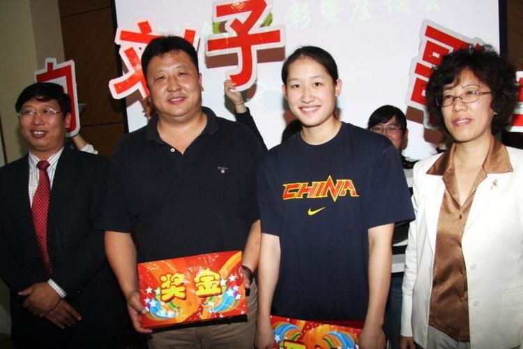 游泳蝶后刘子歌31岁很美艳丈夫54岁200万奖金让父母寒心