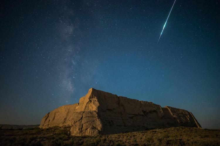火流星划过杭州夜空陨石重达数百克专家建议不要用手直接触摸