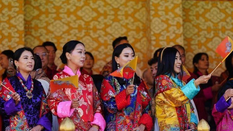 不丹王室全球最复杂的婆媳关系:冰山美人佩玛王后周旋四婆婆之间|佩玛|不丹|王室_新浪新闻