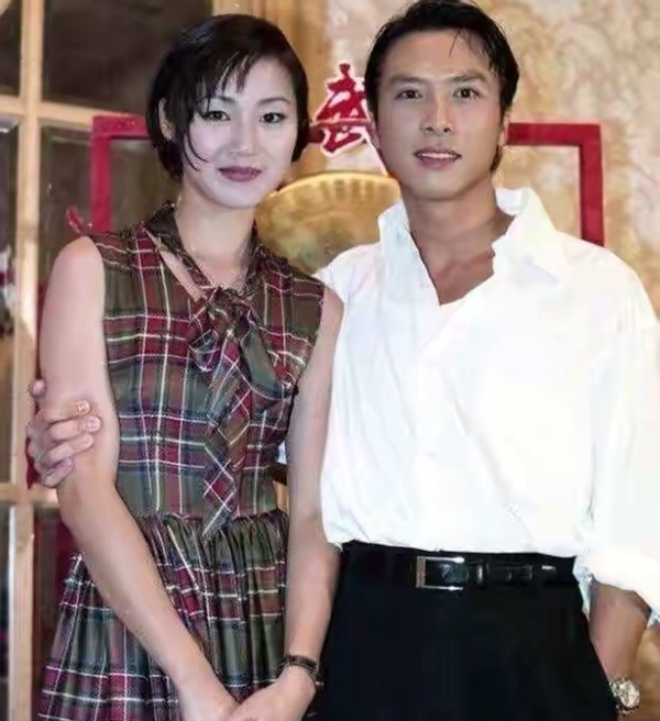 50岁"马小玲"近照似少女,穿蕾丝薄纱裙秀长腿,至今仍未生子
