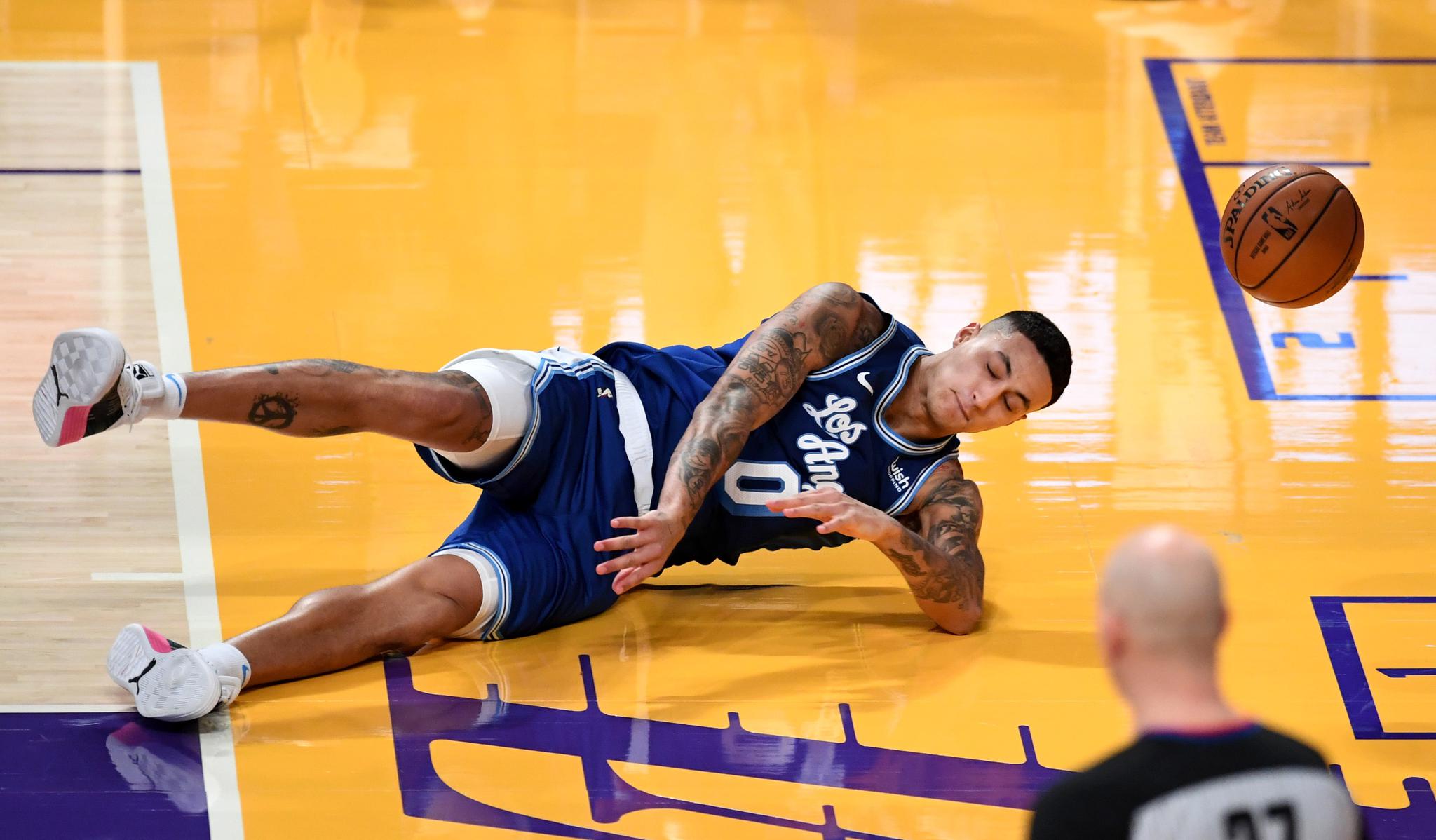 篮网湖人交锋成焦点 战术博弈与巨星表现引热议