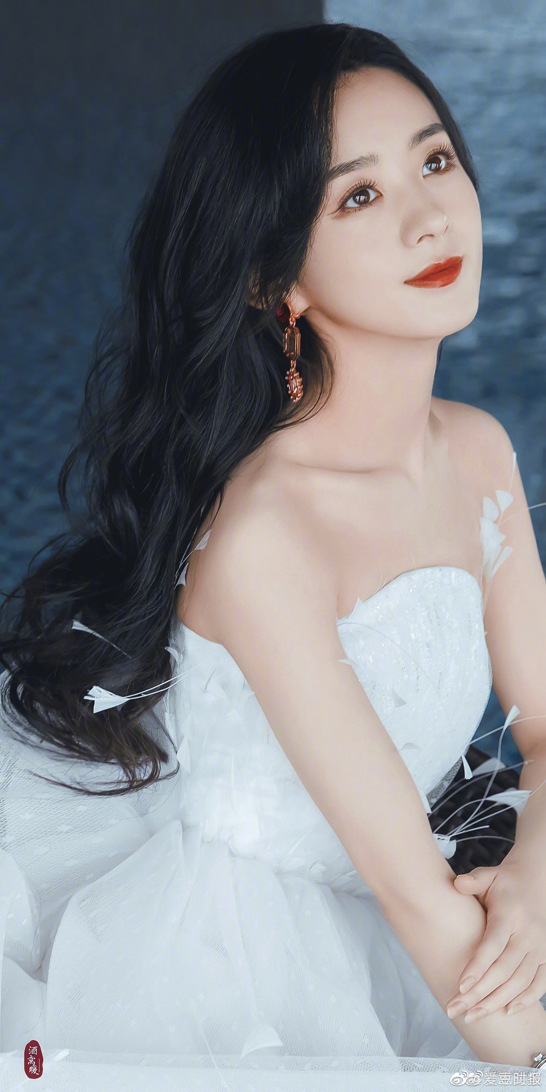 赵丽颖出席品牌活动,一席白色羽毛拖尾长裙太美了!_高清图集_新浪网