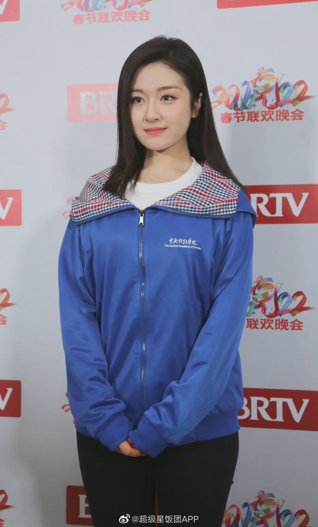 李兰迪北京卫视春晚群访生图 穿着中戏的校服哎……__财经头条