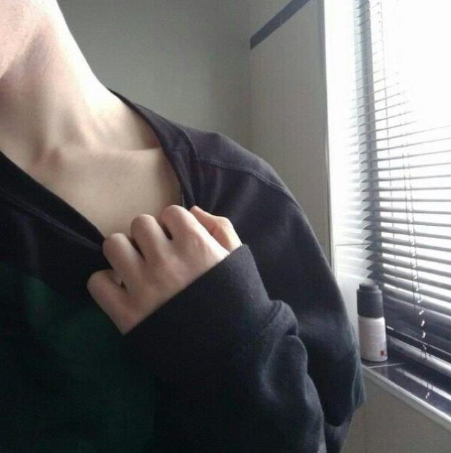 男生的喉结和锁骨超性感的 爱了 男生的喉结和锁骨超性感的 爱了