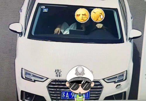 一手握着方向盘，一手搂着副驾驶，高速公路“秀恩爱”被处罚休闲区蓝鸢梦想 - Www.slyday.coM