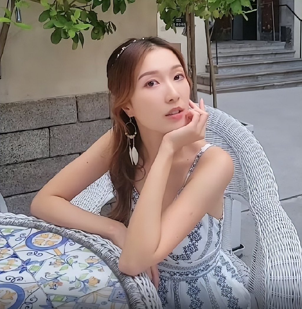 郭嘉文近况良好,戴奢华耳环气质佳,镜头里露出浅浅的