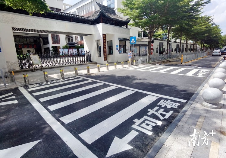 标线,标识,护栏等交通设施全都完善了,校园周边交通环境变得安全又