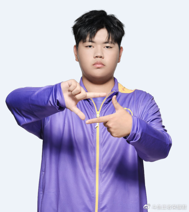 发育路:铃铛在去年世界冠军杯结束后,南京hero久竞直接挂牌了冠军选手