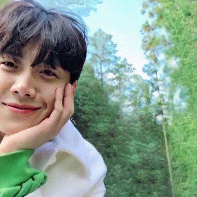 startup金宣虎被调戏可爱反应jessi叫金宣虎拍她屁股