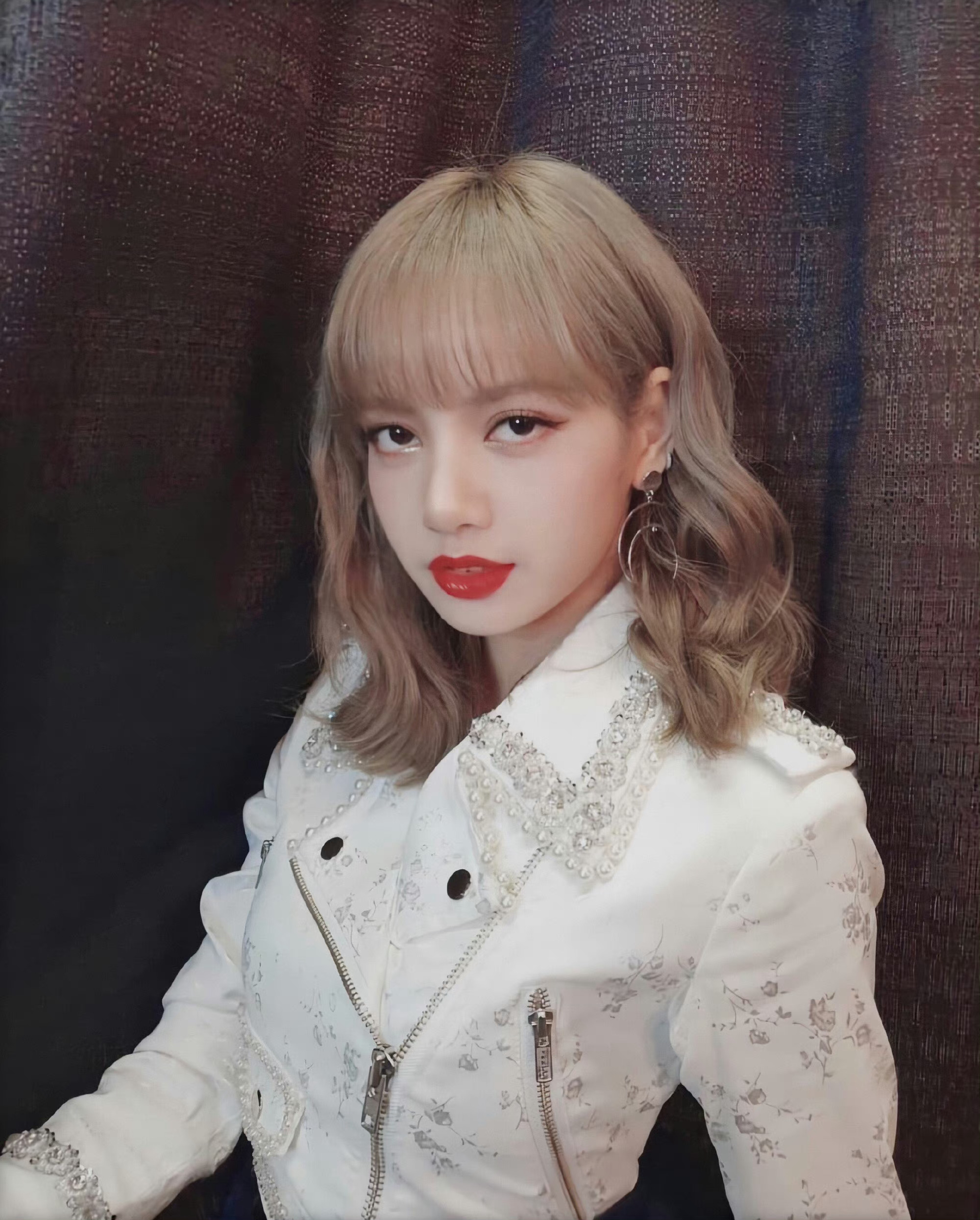 Lisa有刘海vs无刘海都好好好看,露额头真的好御姐……__财经头条