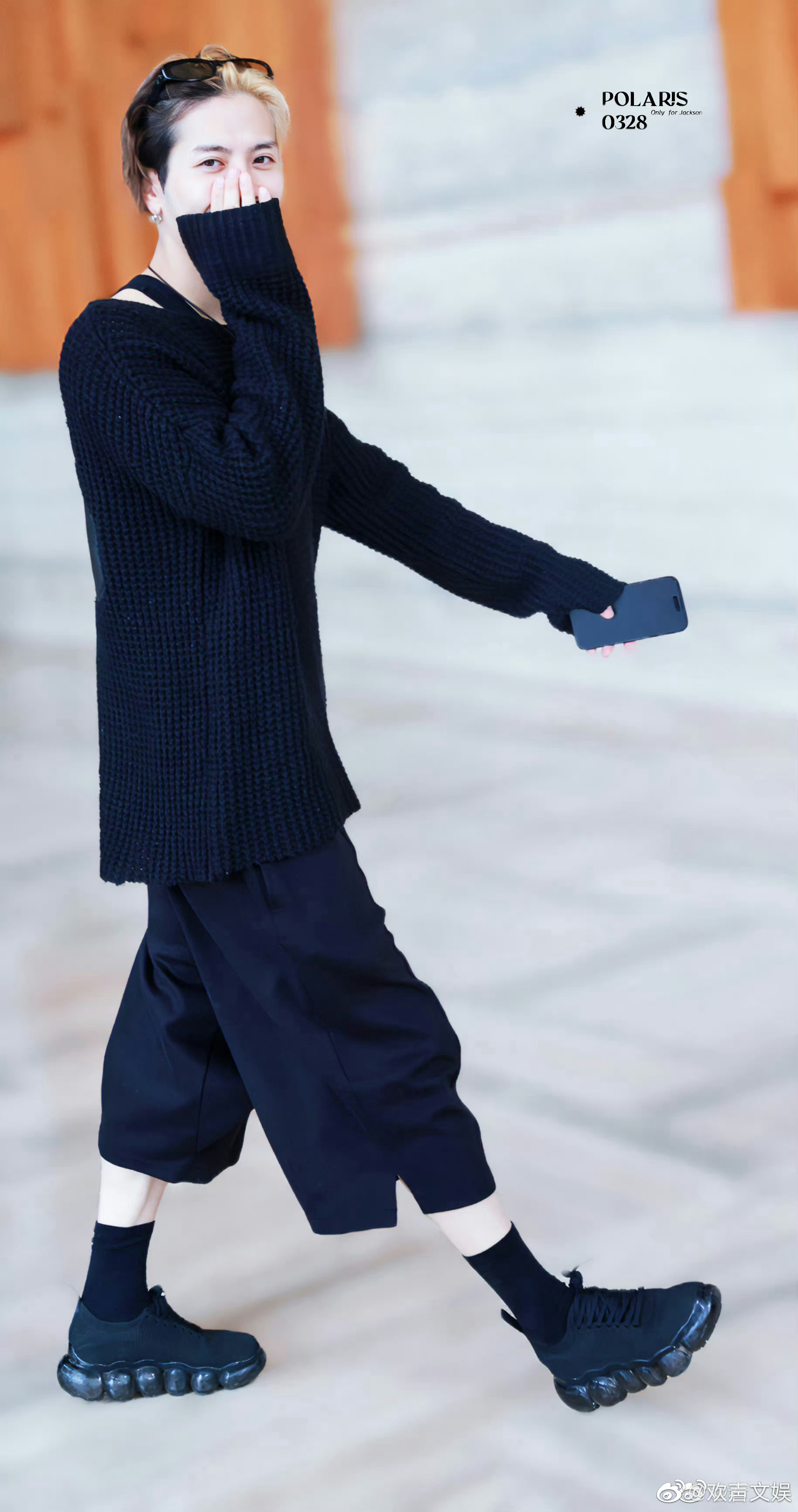 王嘉尔今日allblack穿搭……_高清图集_新浪网