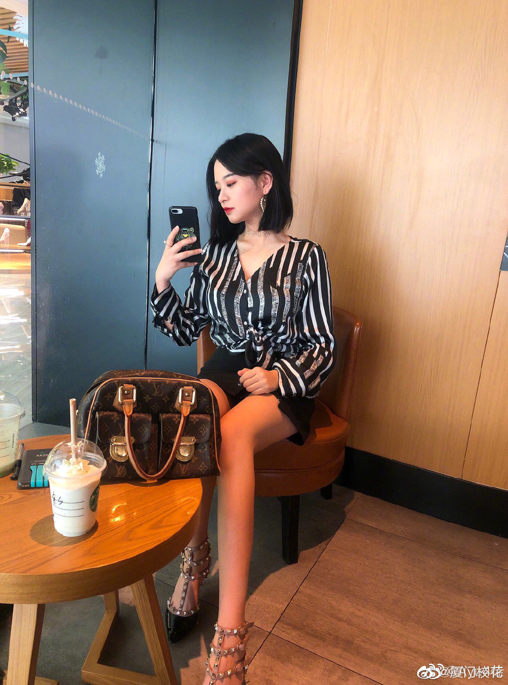 她叫阿余史佳,98年,就读于四川警察学院,身高166cm,金牛座