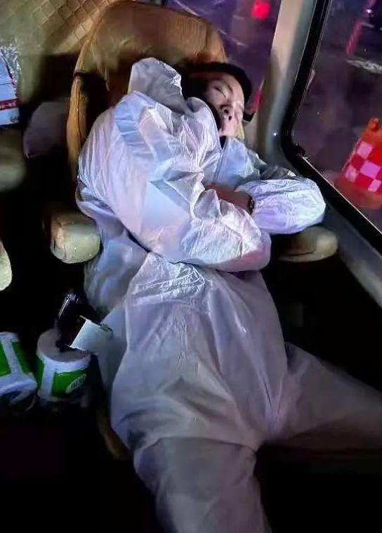 他们又一次挑战生理极限,这样的睡姿让人心疼休闲区蓝鸢梦想 - Www.slyday.coM 他们又一次挑战生理极限,这样的睡姿让人心疼休闲区蓝鸢梦想 - Www.slyday.coM