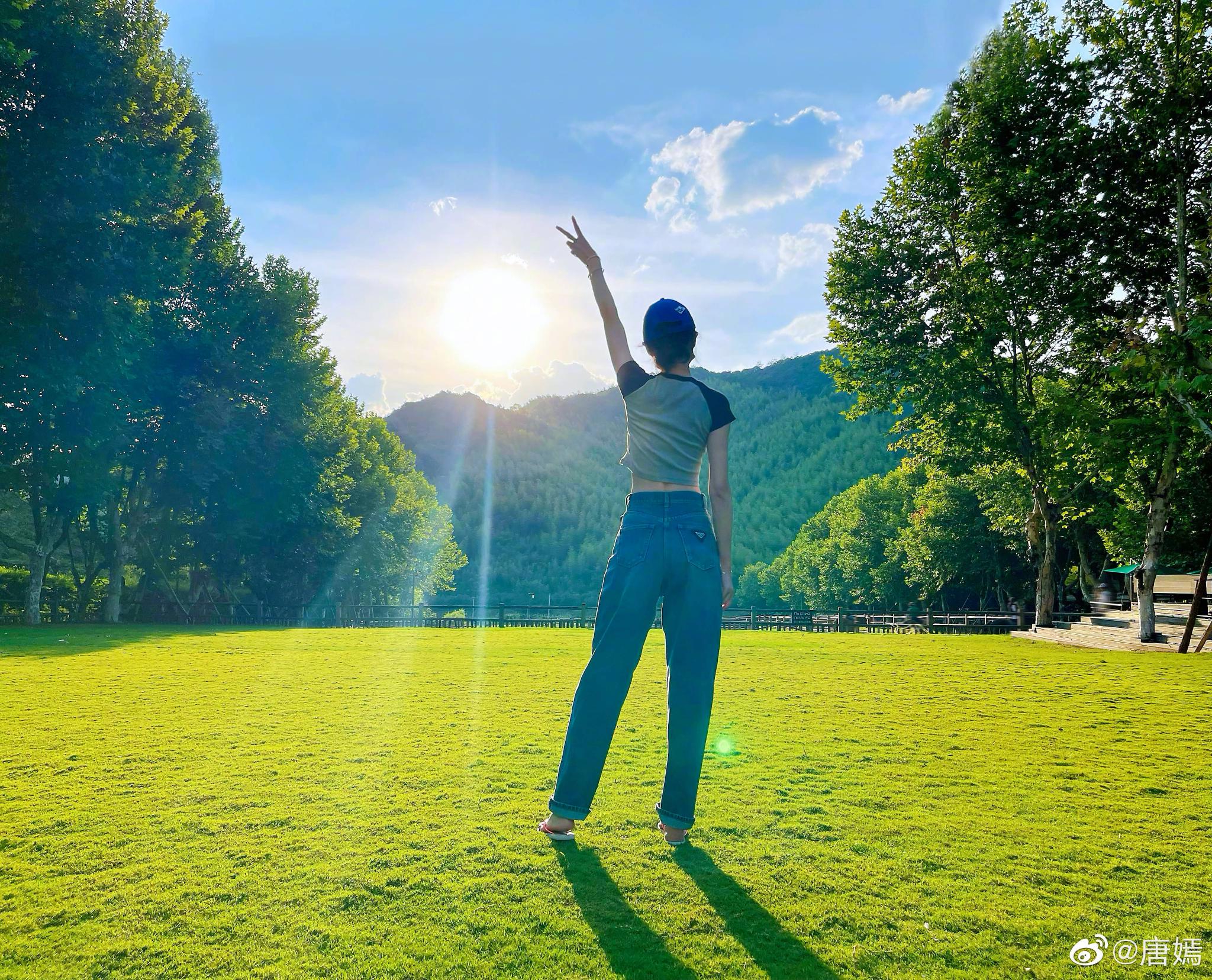 唐嫣晒比耶背影照为粉丝团庆生,这身材比例也太好了吧!