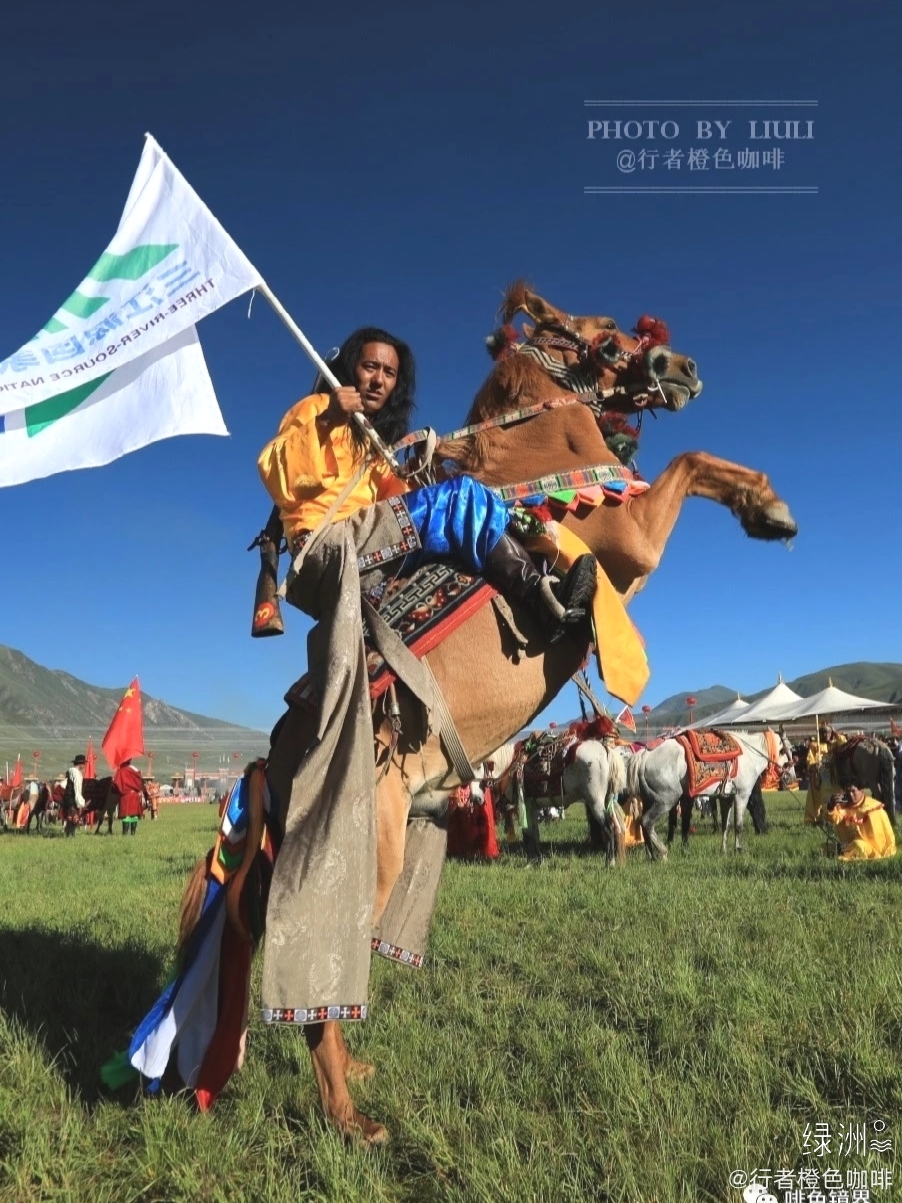 马背上的康巴汉子青海玉树一年一度的赛马节又快到了