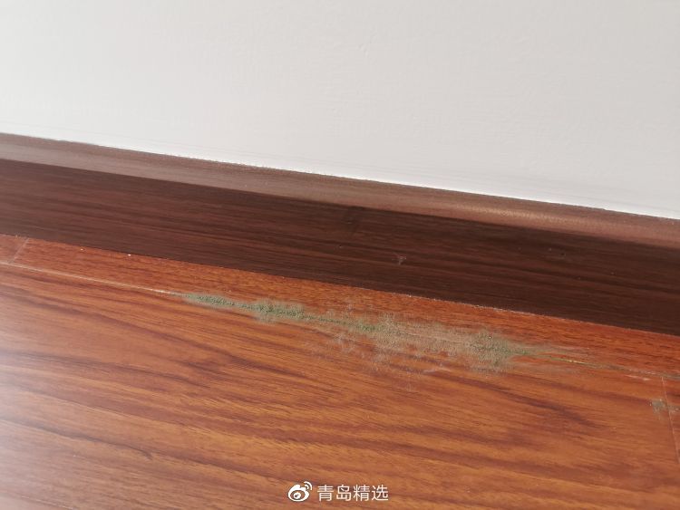 即墨区奥园海泊澜湾小区问题不少,新房地板竟发霉了