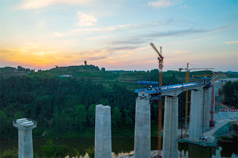 全线第一高桥一一球溪河双线大桥40 64 40m连续梁顺利合龙,成兰铁路