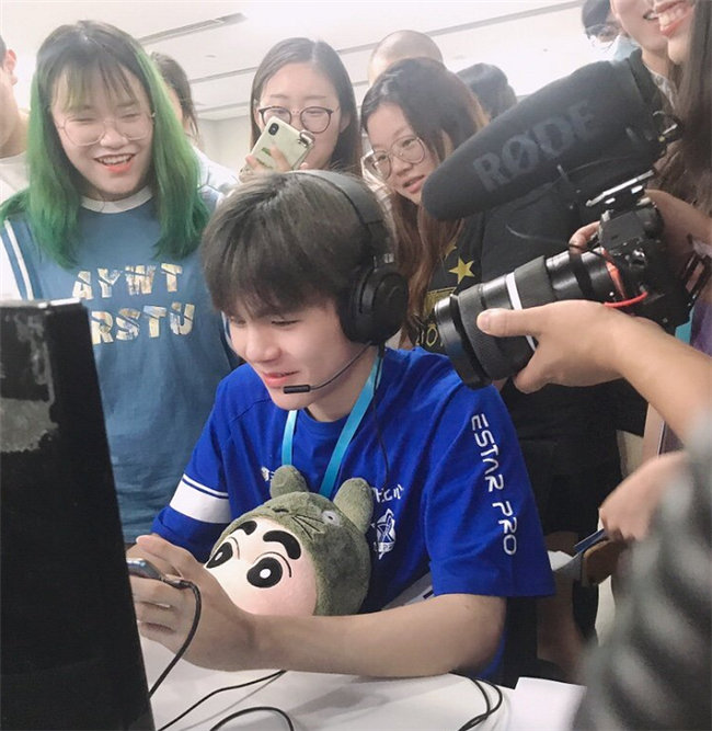 kpl一哥地位难以撼动!梦泪比心陪练盲盒出道,人气是第二名两倍
