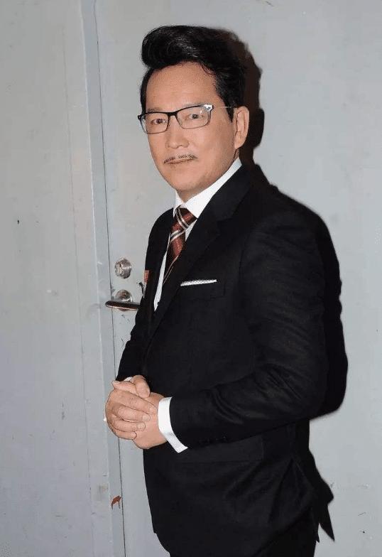 香港老戏骨片场独自吃盒饭,没有明星架子,这才是真的艺人|廖启智|架子