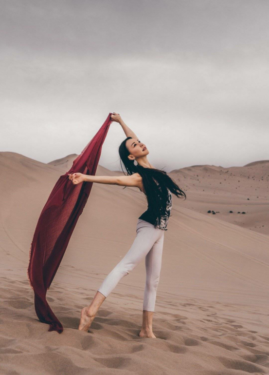 下身白色的修身服装,再加上柔软的体式动作,凸显出了她的完美身材