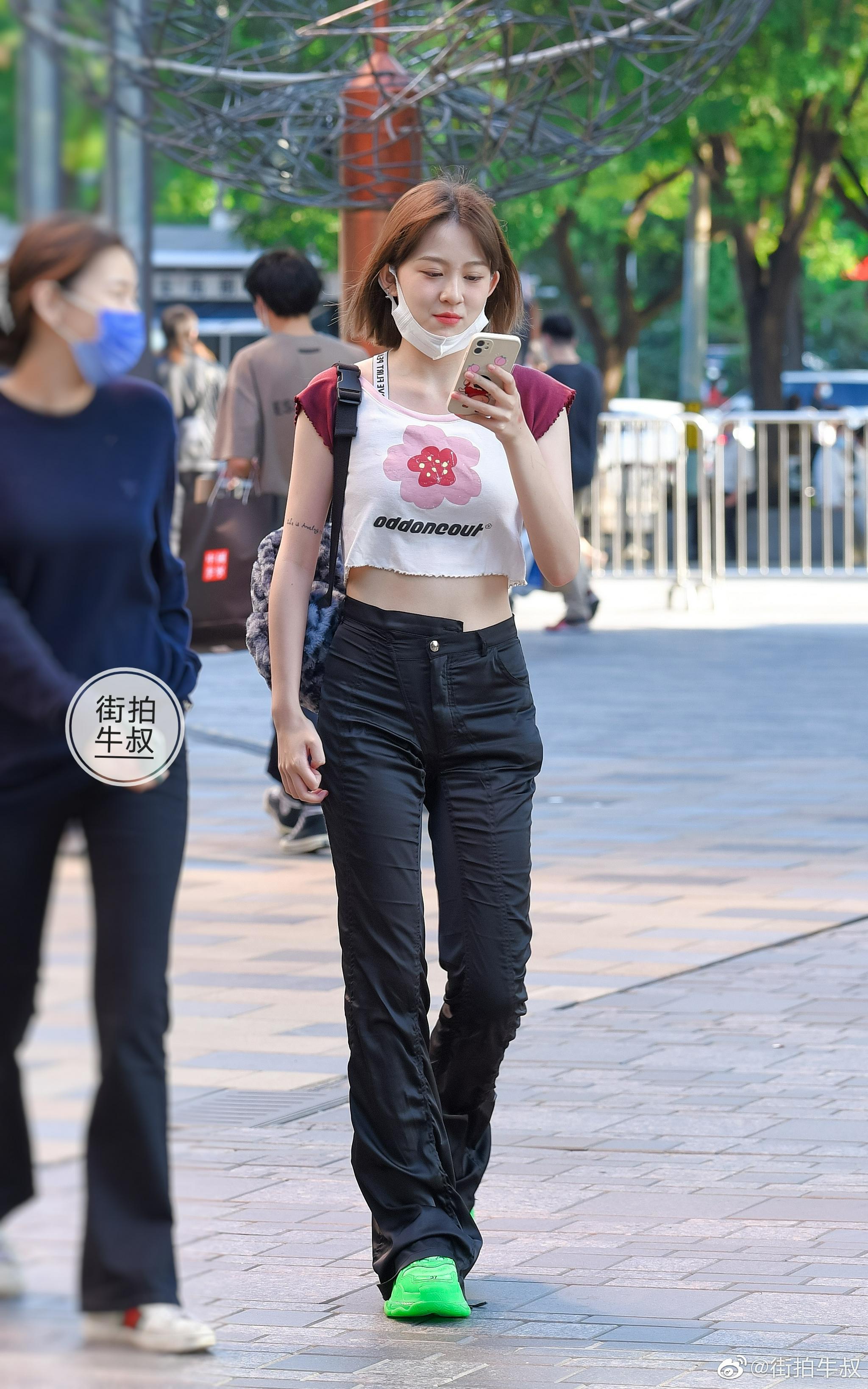 小美女穿着俏皮的露脐短袖出街