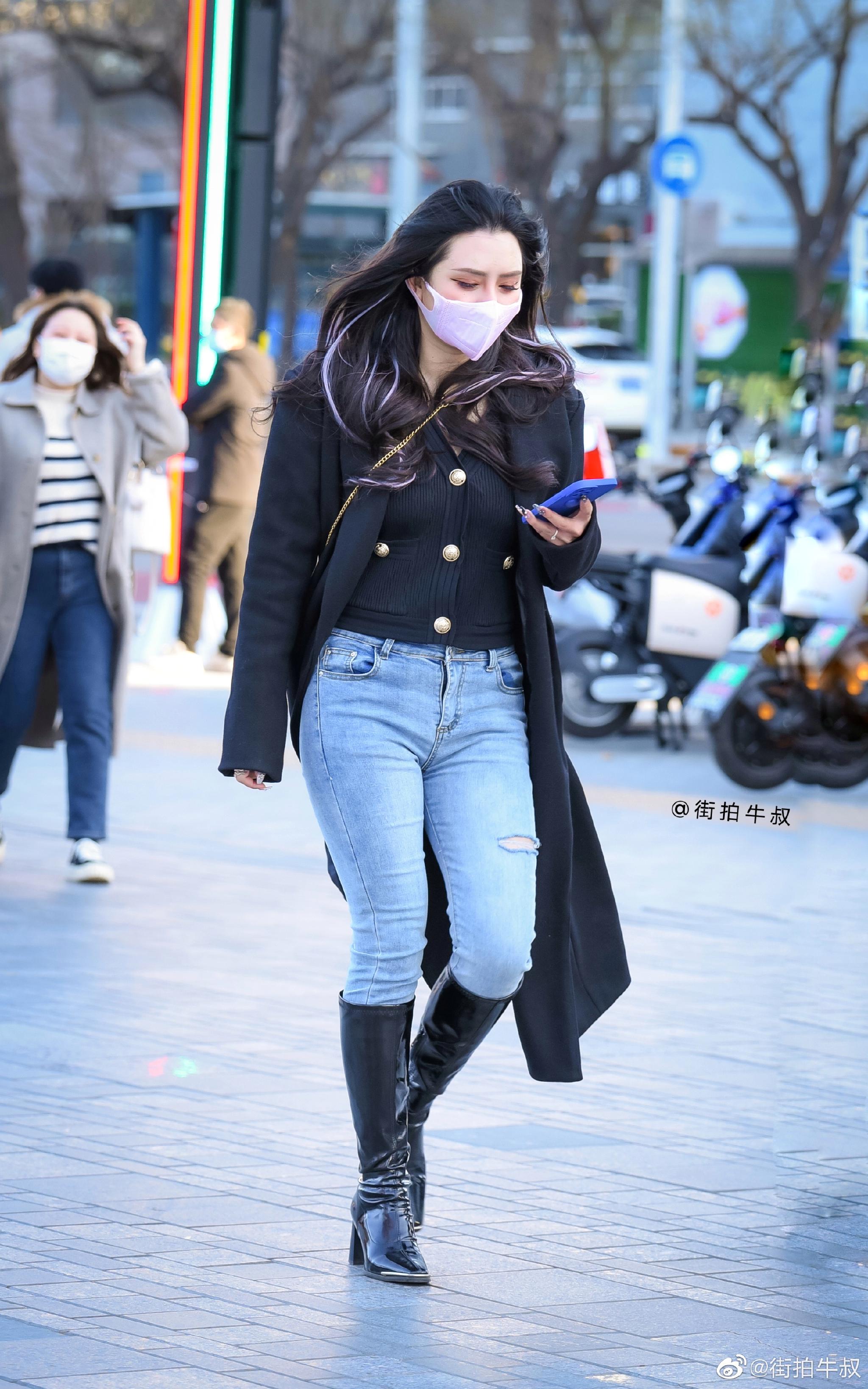 美女穿着漂亮的亮面长靴出街