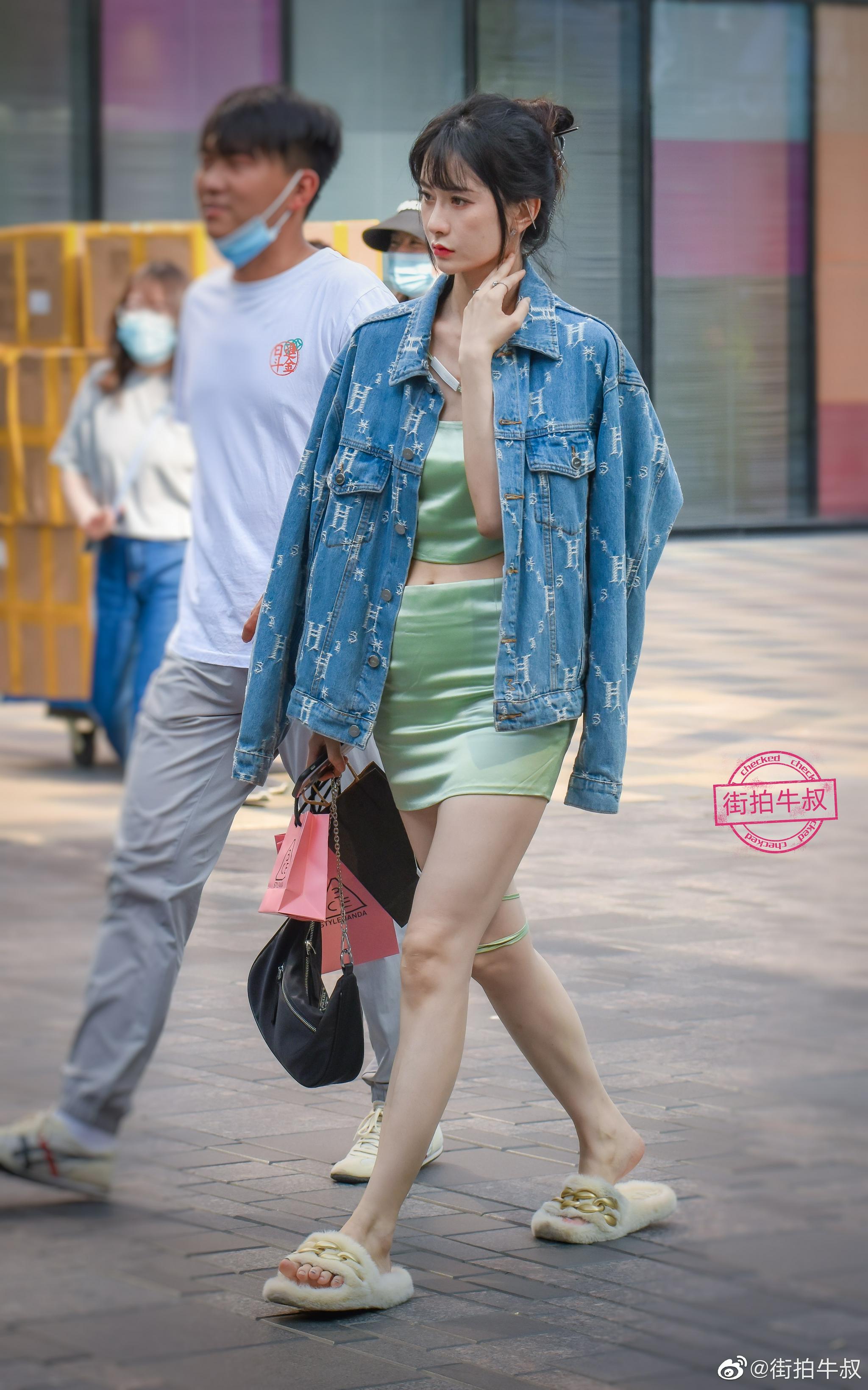 美女穿着"小香风"毛毛拖鞋出街_高清图集_新浪网