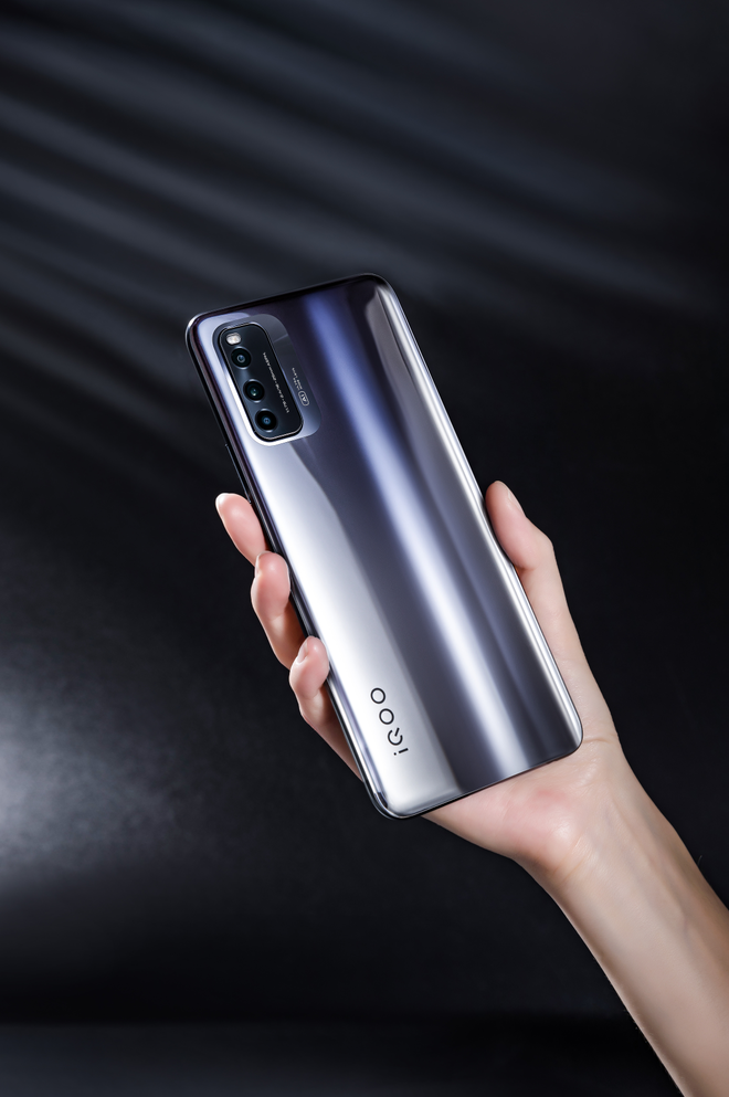 外观设计足够漂亮的手机总是更容易赢得消费者的青睐,而iqoo neo5