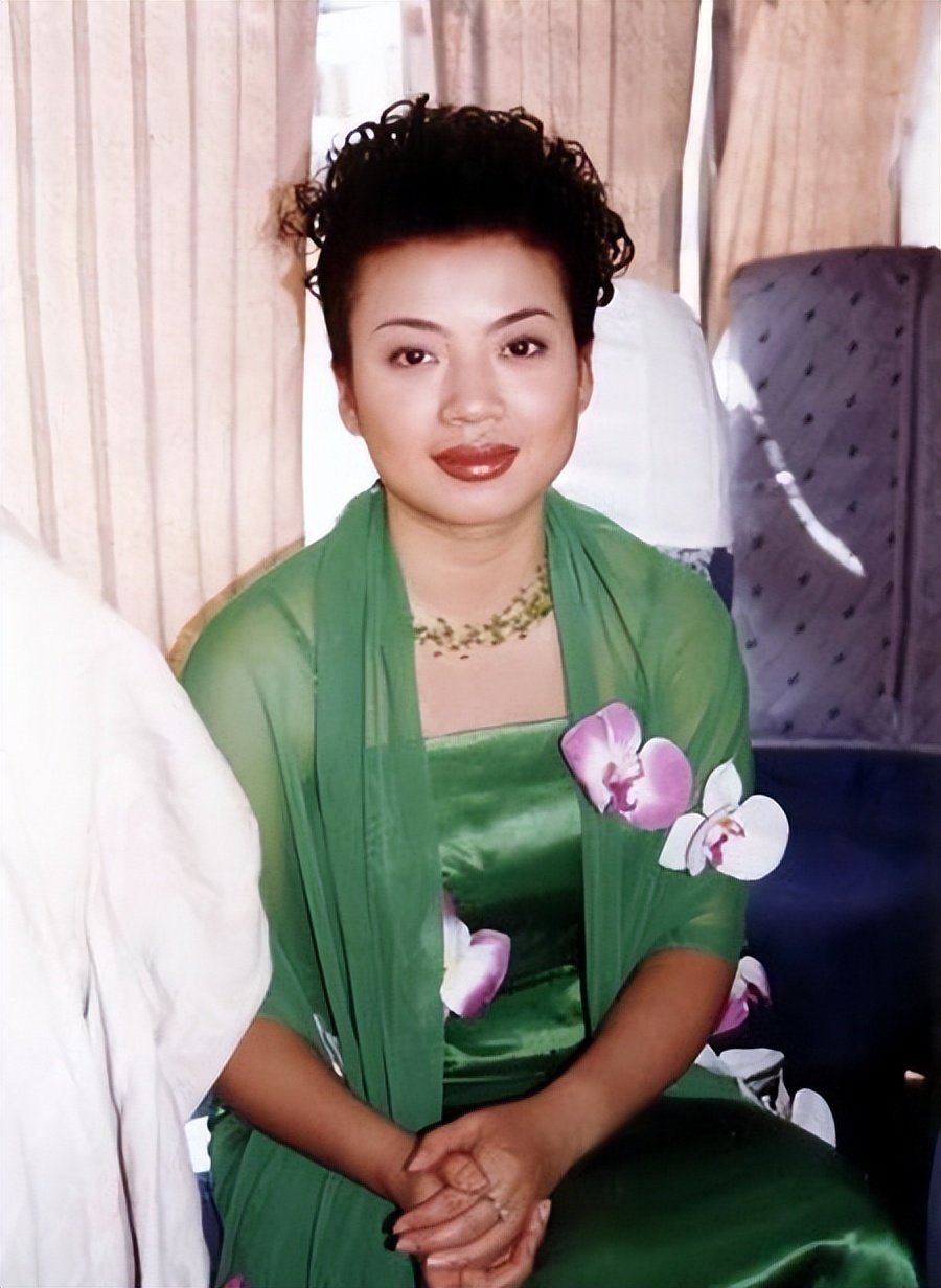 国家一级演员张也:李谷一的干女儿,连登25年春晚舞台,54岁依旧单身