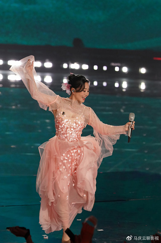 《乘风2023》上演粉色系绝美,龚琳娜合作美依礼芽,美轮美奂__财经头条
