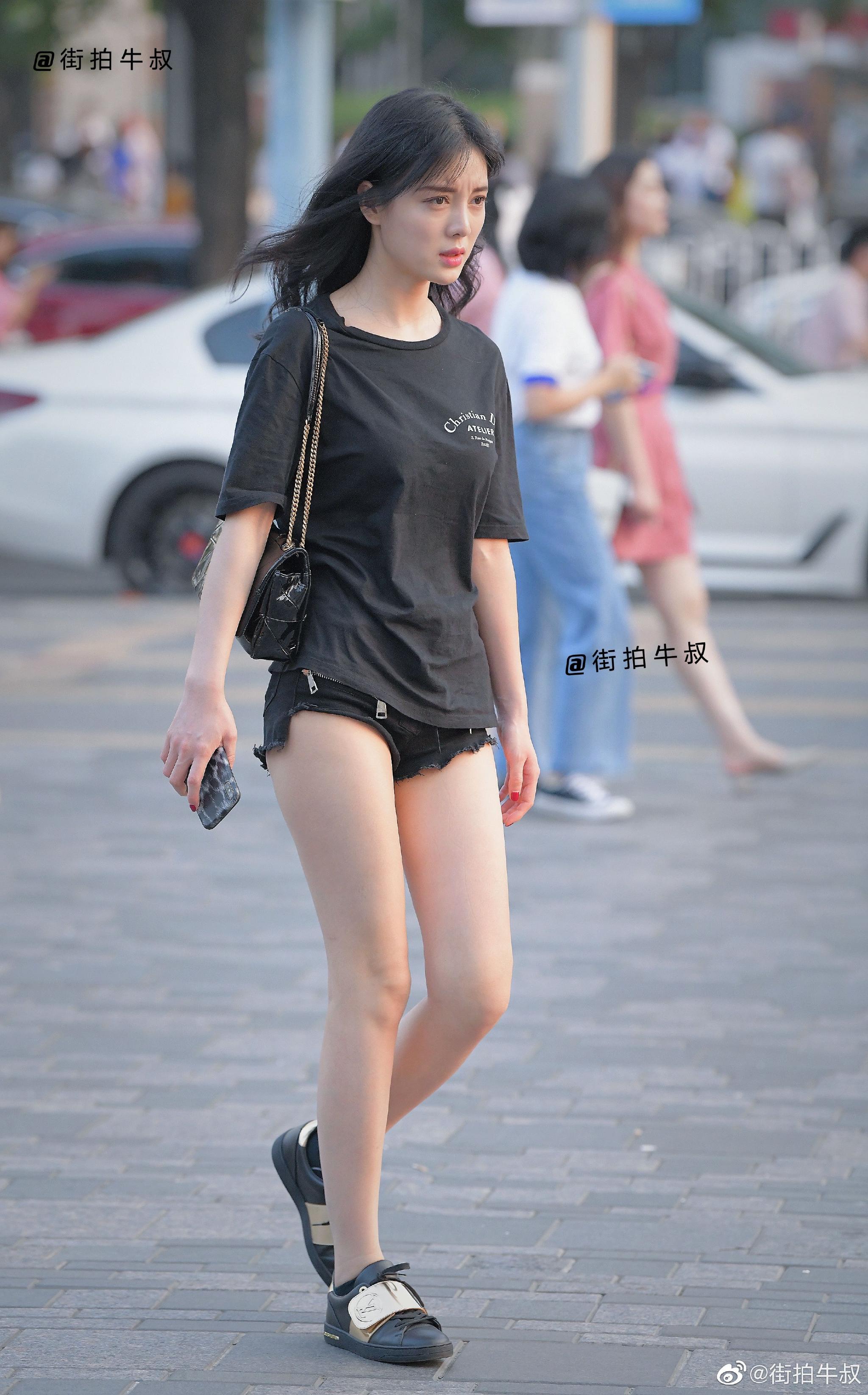 卷发美女一身简约的黑色性感穿搭出街_高清图集_新浪网