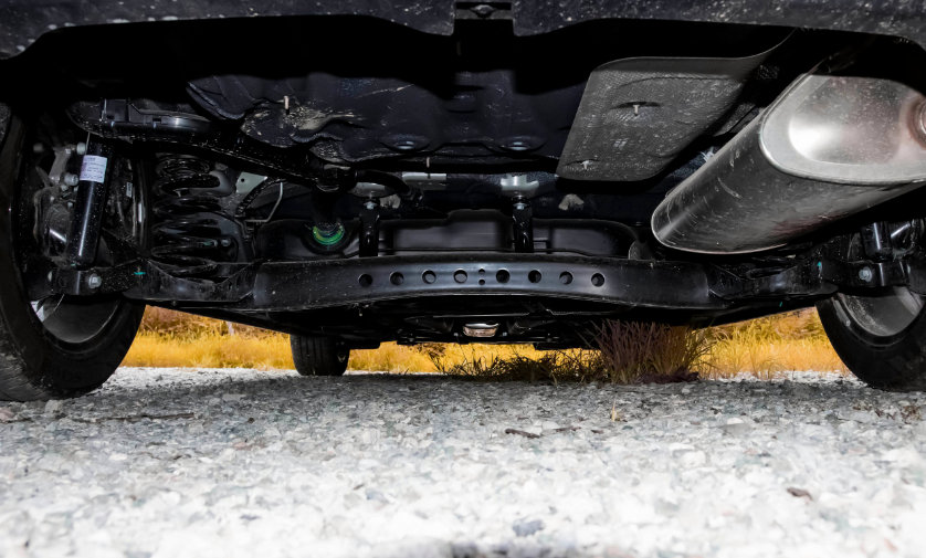 在底盘方面,全新荣威i5将继续采用前麦弗逊式独立悬架和后扭力梁式非