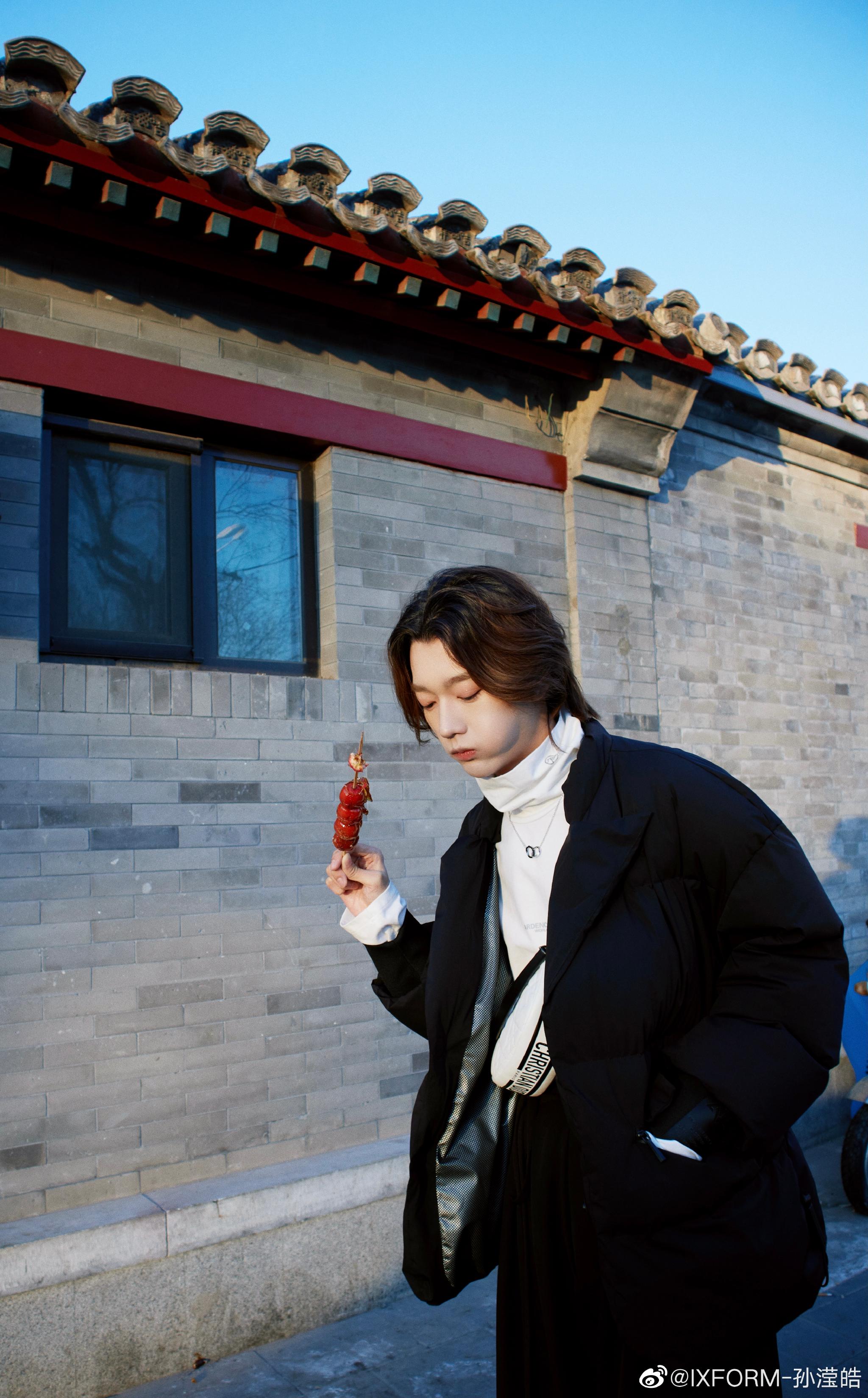 孙滢皓更新一组写真京城的烟火气春风徐来