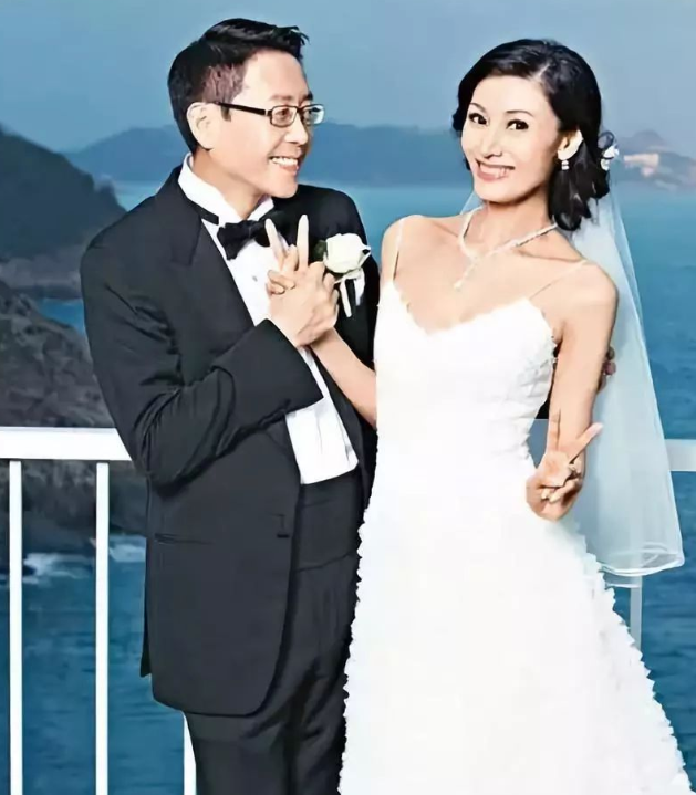 李嘉欣晒新年全家福,和许晋亨牵手拥搂儿子,豪门生活甜蜜又温馨