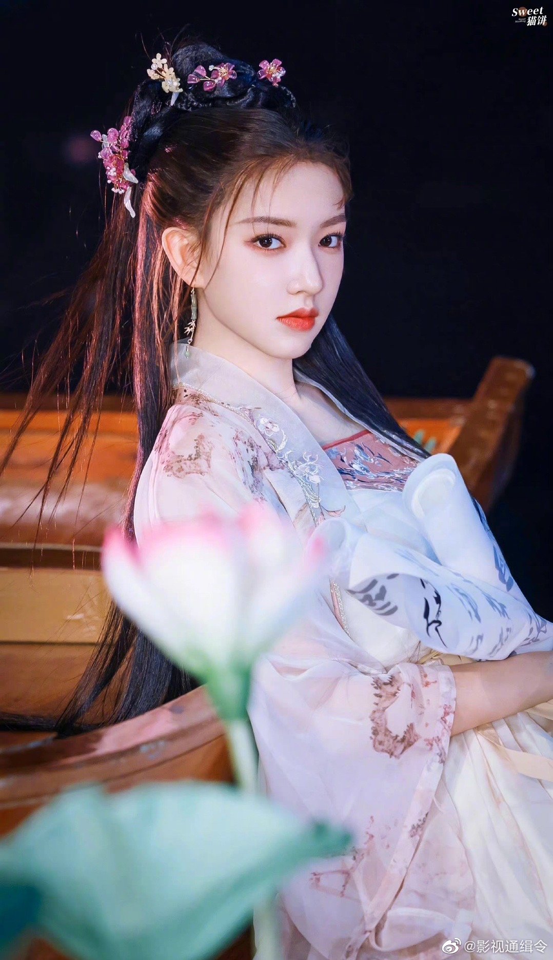 程潇的古风写真,把刘海撩上去也很好看哎__财经头条