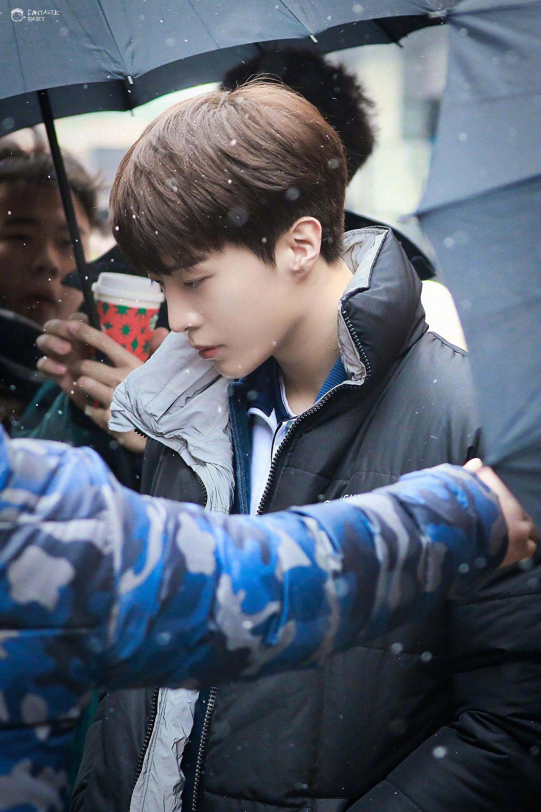 范丞丞左肩有你这组雪中饭拍好有感觉