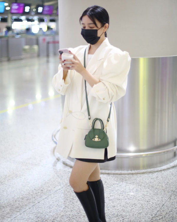 阚清子被经纪人逼着减肥后现身,穿白西装高筒靴,腿确实要减减了
