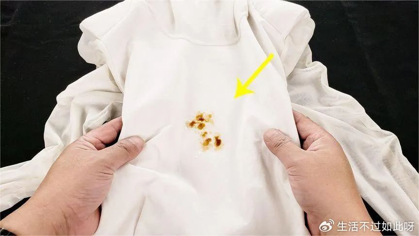 白衣服溅到油渍,不用立刻洗,也能避免留下任何痕迹,这方法实用|油渍|白衣服|衣物_新浪新闻