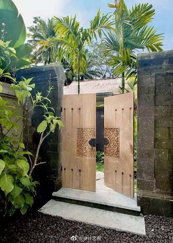 愉悦的别墅小院,需要一个亲切感的大门