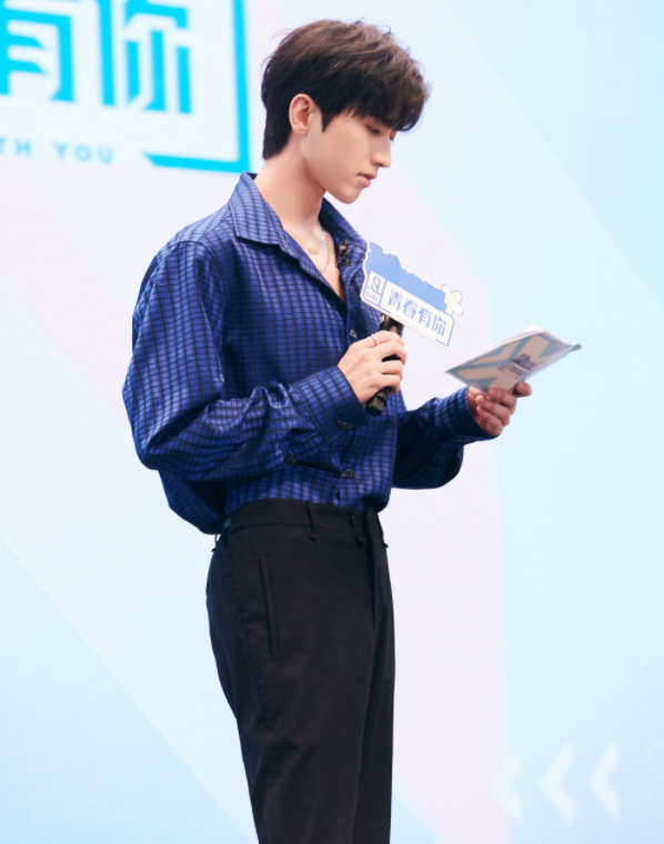 蔡徐坤身材简直绝了穿上白色背心秀肌肉粉丝看了都心动