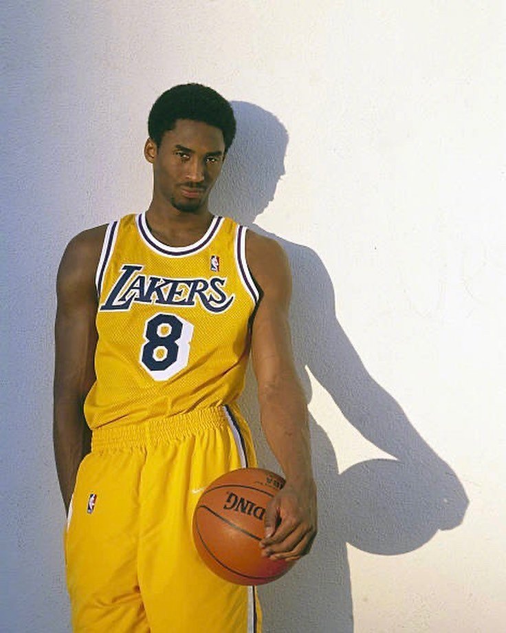 多年前还略显青涩的科比