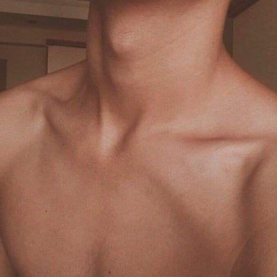 男生的喉结和锁骨超性感的 爱了 男生的喉结和锁骨超性感的 爱了