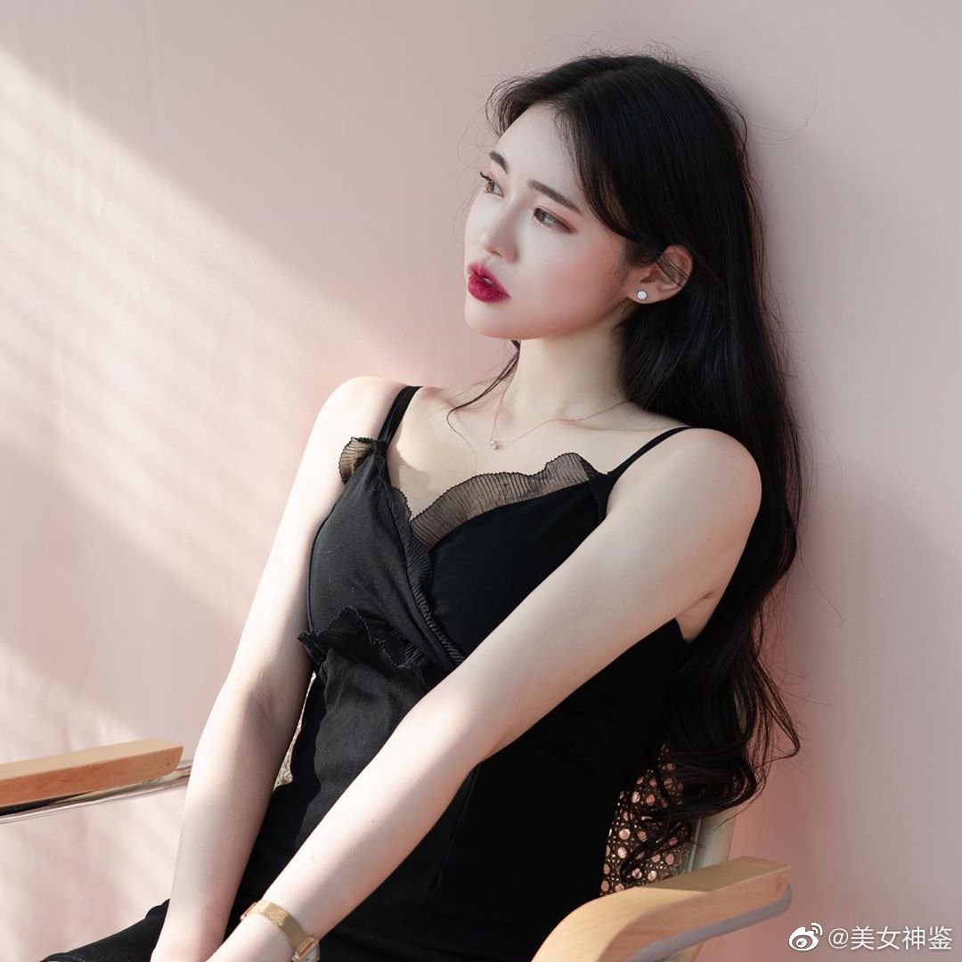 厚唇大眼,皮肤白皙,小姐姐很优秀了