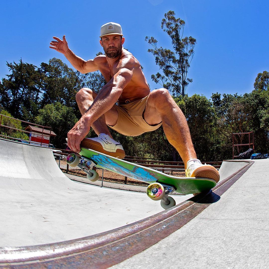 耐心等待安排比赛的卢克-洛克霍德.