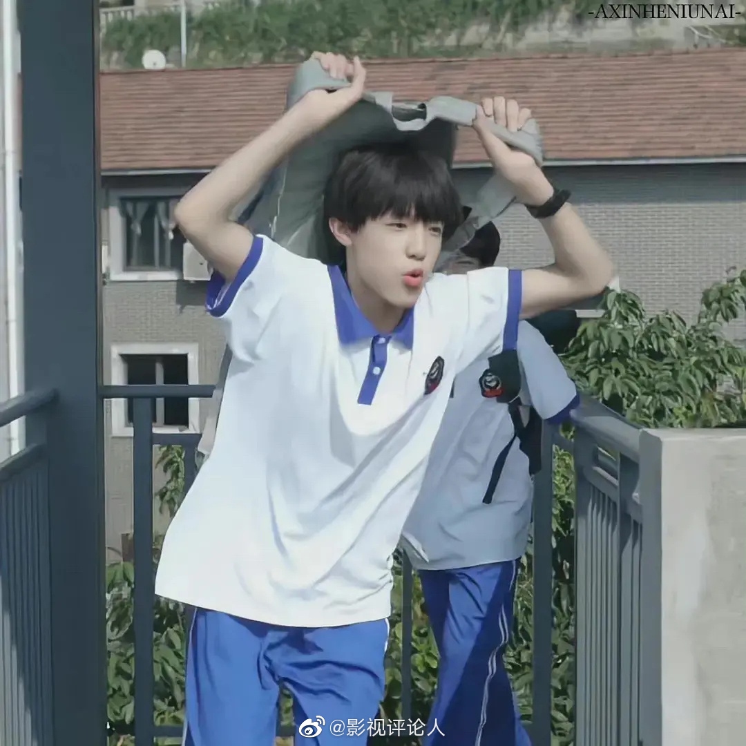 穿校服的张泽禹真的好好看啊……__财经头条
