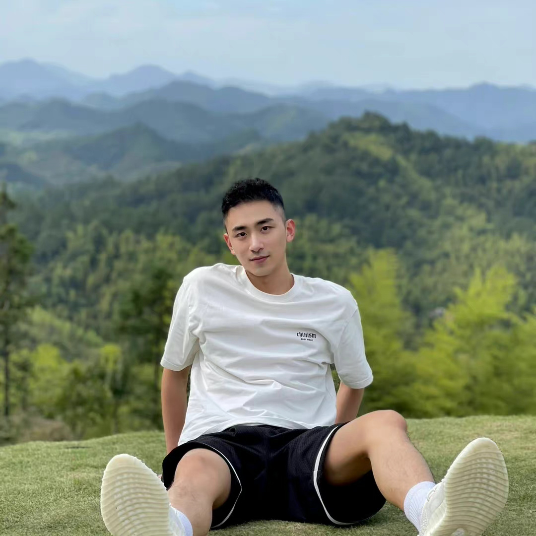 充满少年感的小帅哥。 眉眼很好看,而且脸很小……__财经头条