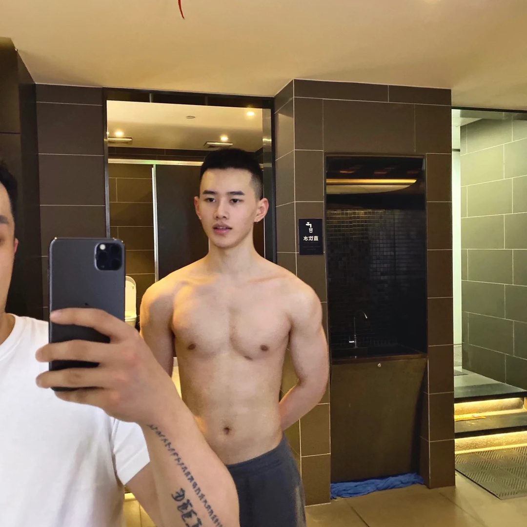 在北京的小帅哥。 这颜值秒杀百分之90的男生吧……__财经头条
