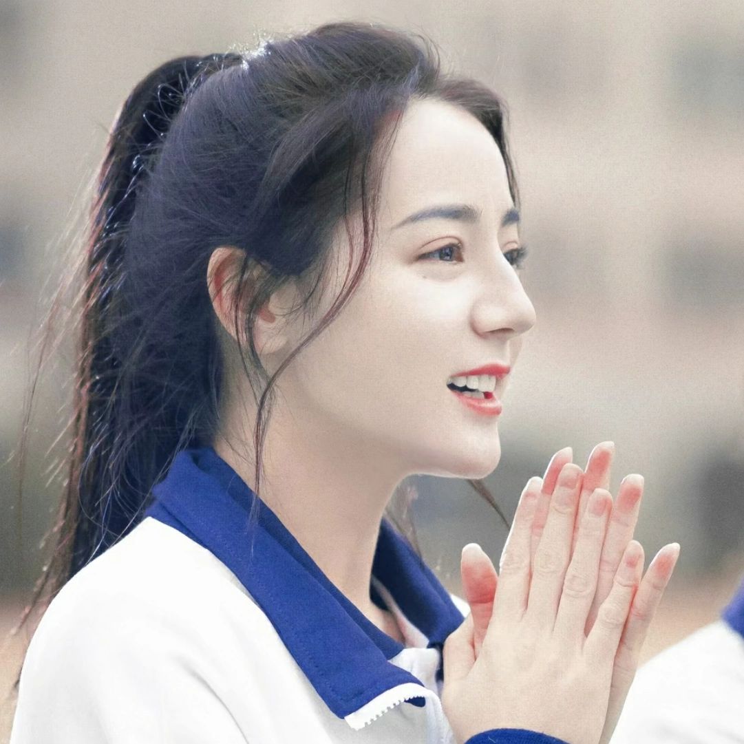 如果我的学生时代能够遇到像迪丽热巴穿校服都这么好看的美女