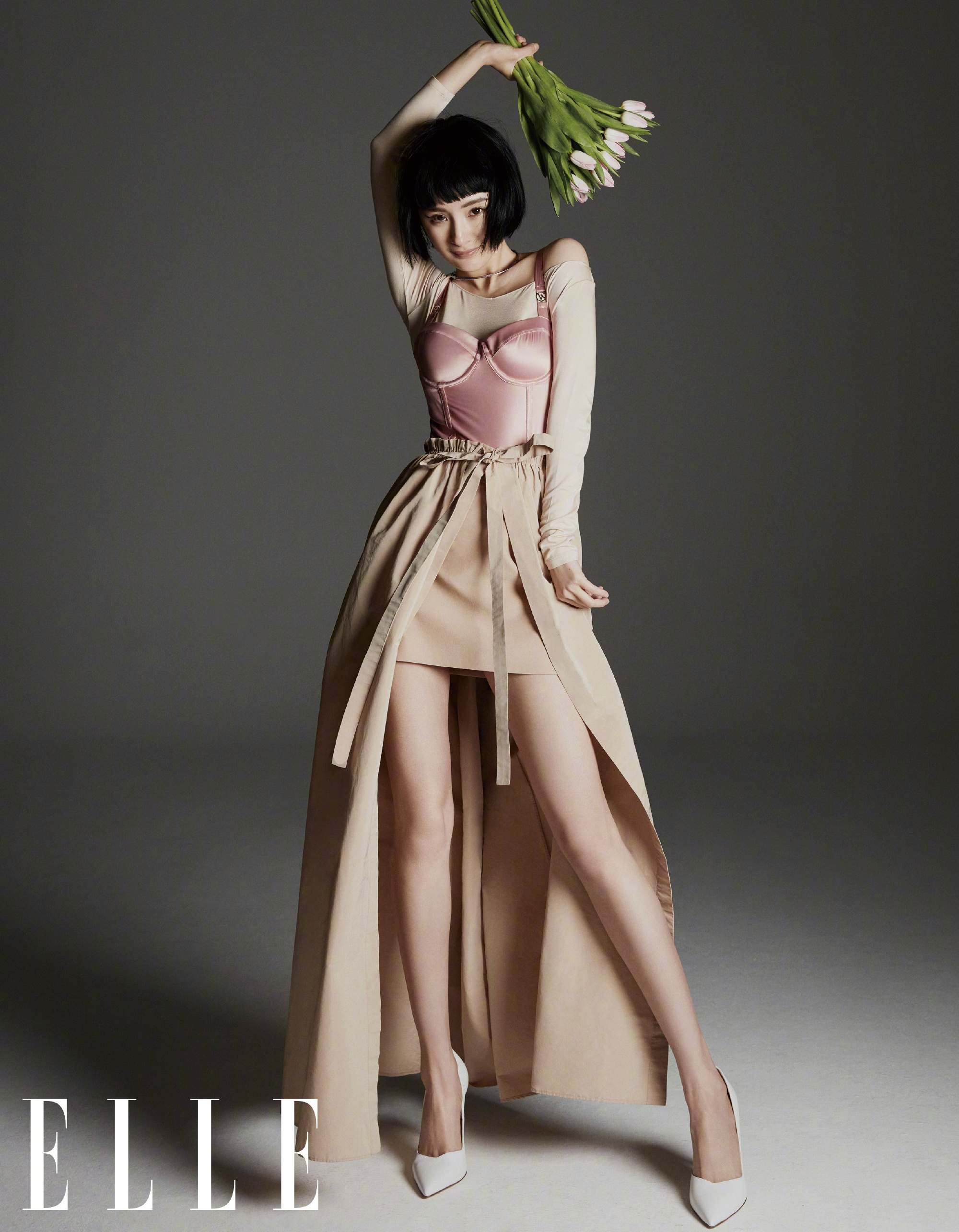 杨幂《elle》6月刊封面大片,黑色短发造型复古性感,搭配猫系眼妆