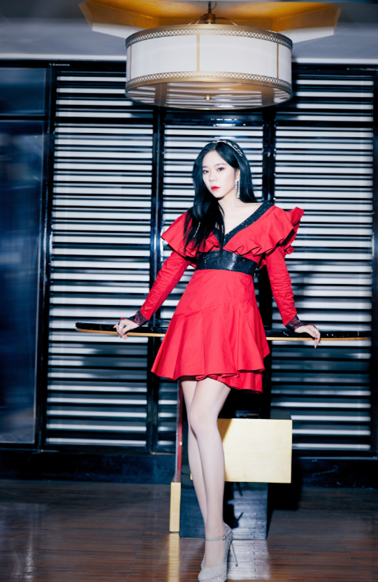 张紫宁美得高调,穿银网短装现身舞台,秀出牛奶腿美艳众人